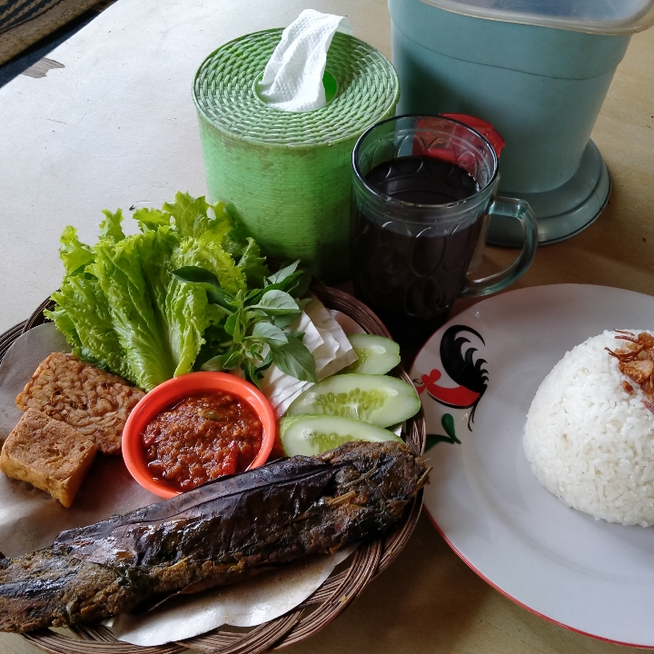 Paket Pepes Lele Nasi Tahu Tempe Lalapan Sambal Air Tawar