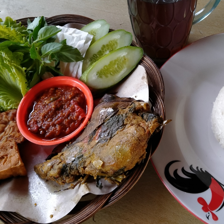 Paket Pepes Ayam Biasa Nasi Tahu Tempe Lalapan Sambal Air Tawar