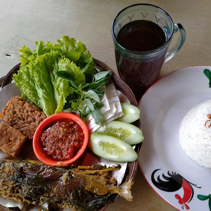 Paket Pepes Kembung Nasi Tahu Tempe Lalapan Sambal Air Tawar