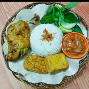 Paket ayam goreng telur