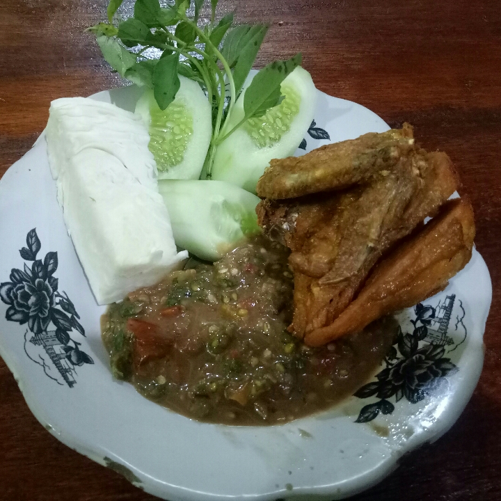 Pecel Ayam Sambel Mentah