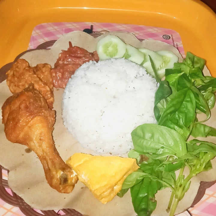 Pecel Ayam Goreng Lalaban