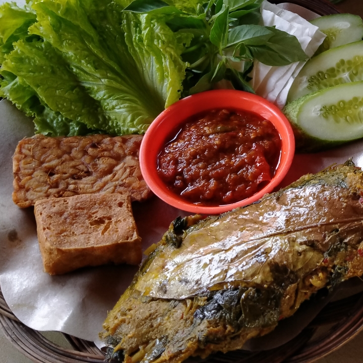 Pepes Ayam Kampung Tahu Tempe Lalapan Sambal