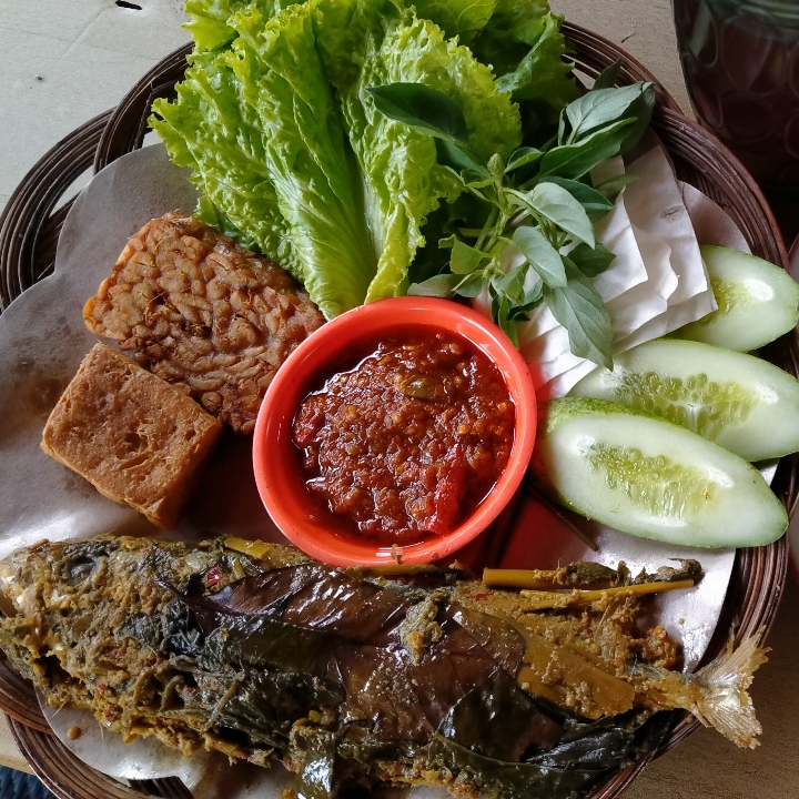 Pepes Kembung Lalapan Sambal