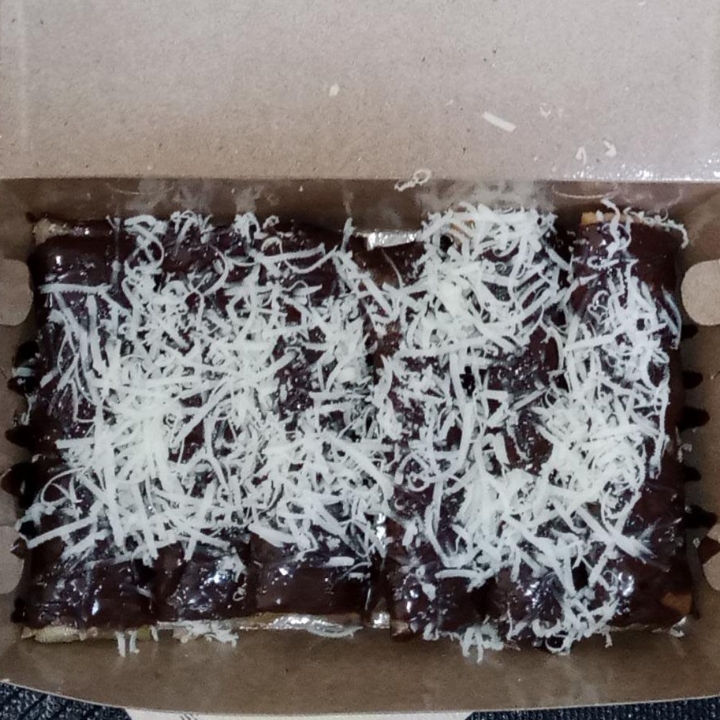 Pisang Cokelat Lumer Toping Keju