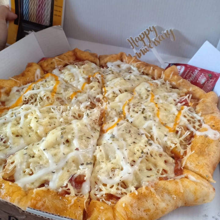 Pizza Ayam Pinggiran Sosis Full Keju Mozzarella