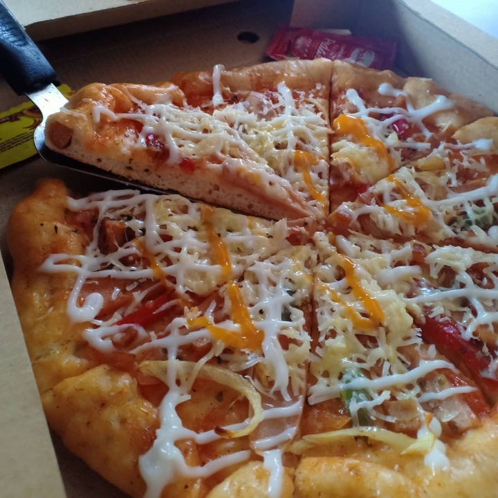 Pizza Ayam Pinggiran Sosis Simple Keju Mozarella