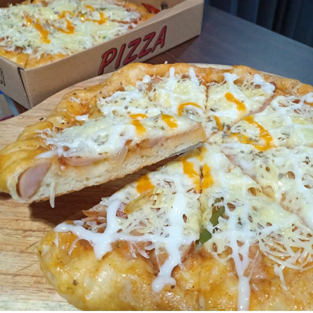 Pizza Ayam Pinggiran Sosis Simple Keju Mozarella 3