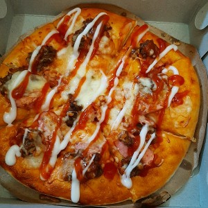 Pizza Biasa Dengan Toping Ayam