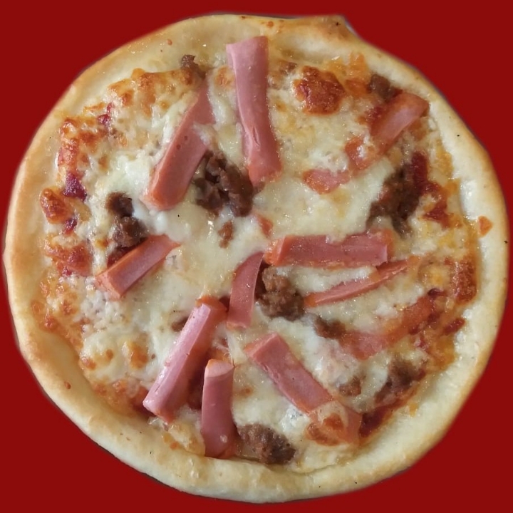 Pizza Deluxe Beef Pinggiran Double Cheese Ukuran Sedang 