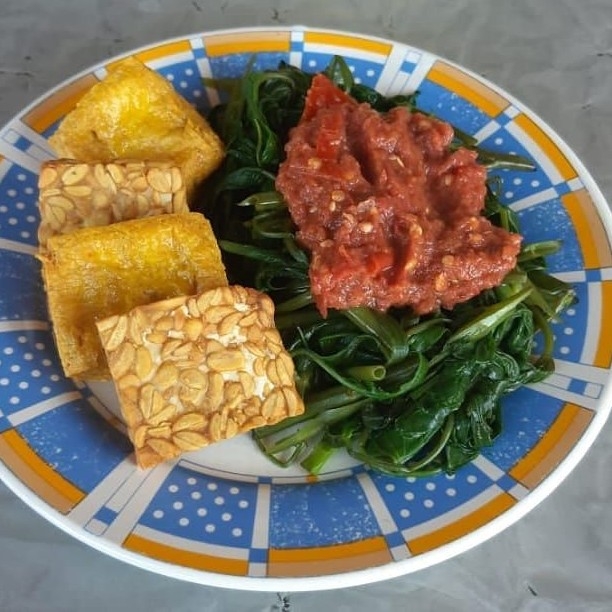 Plecing Kangkung Tahu Tempe Bumbu Siram 