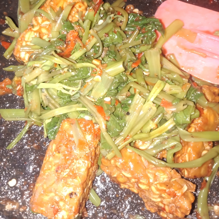 Plecing Kangkung Tempe Bumbu Siram