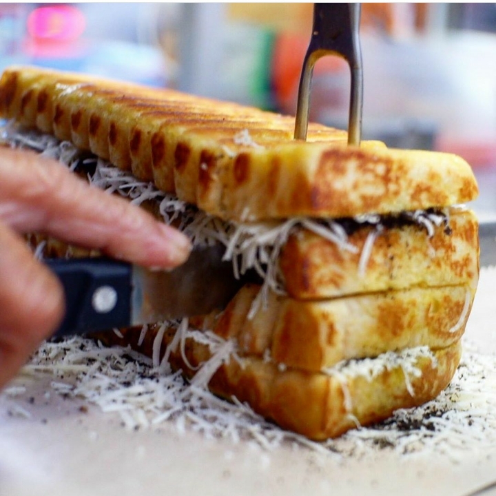 ROTI BAKAR KEJU-STROBERRI