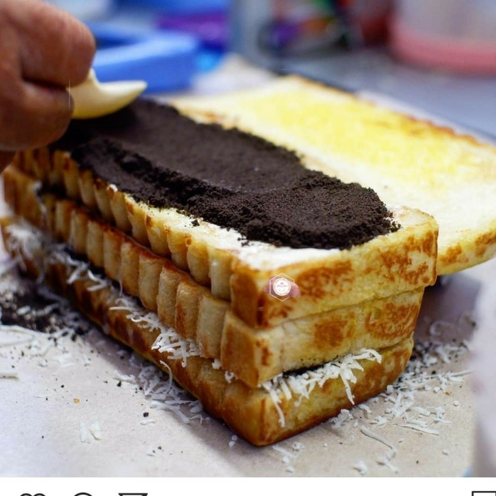 ROTI BAKAR STROBERI-COKLAT 