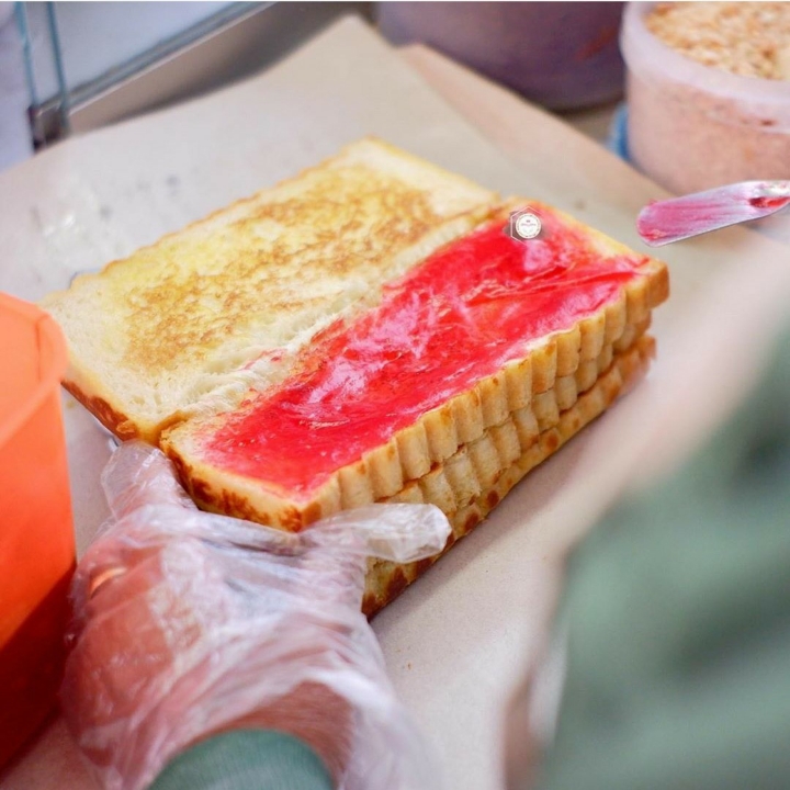 ROTI BAKAR STROBERI-SRIKAYA 