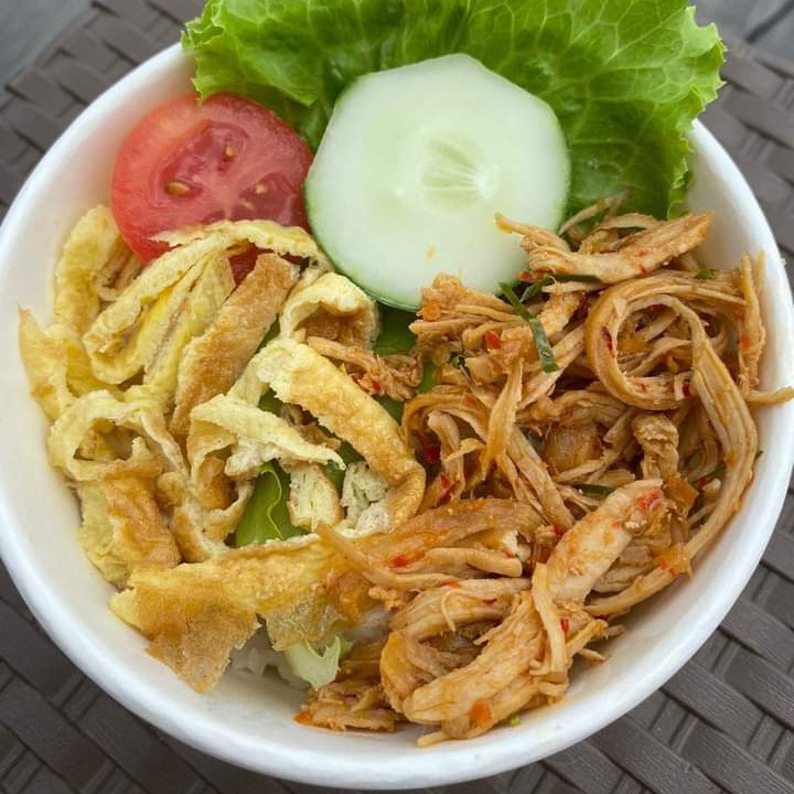 Makanan Rice Bowl Ayam Suwir Pedas Telur