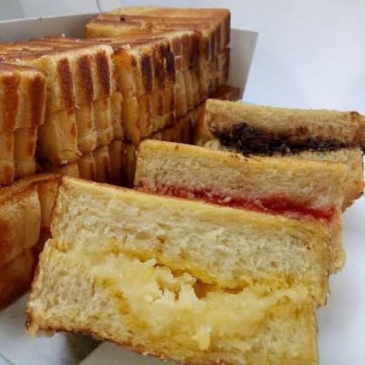 Roti Bakar Coklat Strawberry