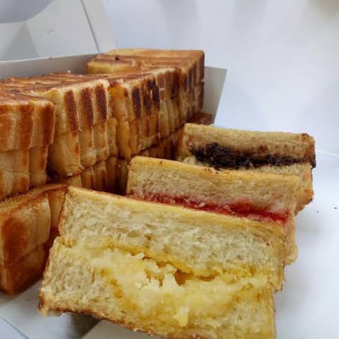 Roti Bakar Coklat-strawberry