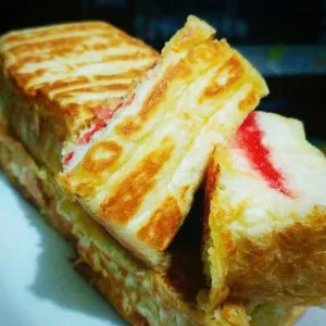 Roti Bakar Nanas   Strawberry