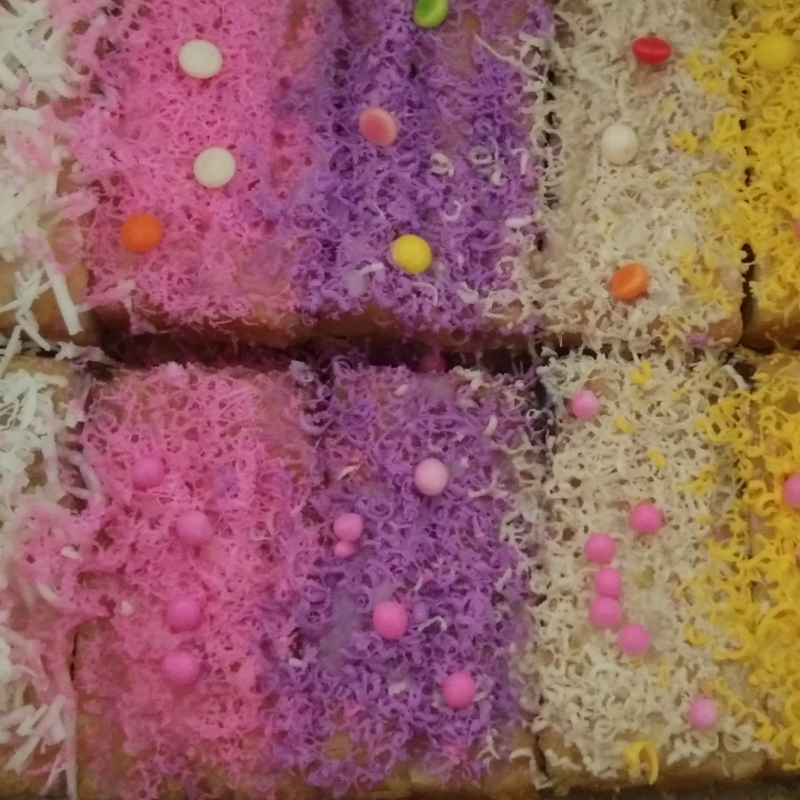 Roti Bakar Pelangi Pakai Toping 