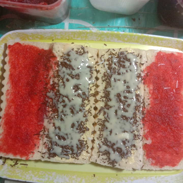 Roti Bakar Strawberry Coklat