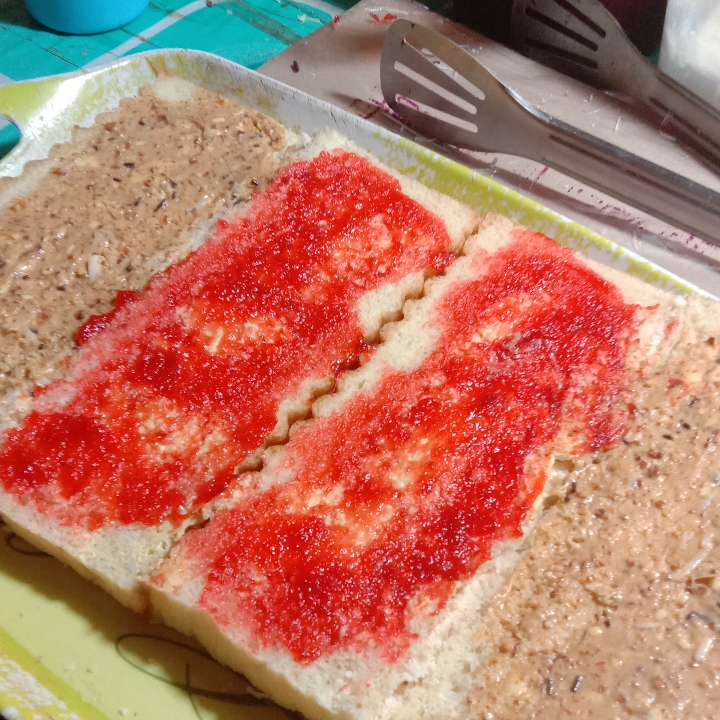 Roti Bakar Strawberry Kacang