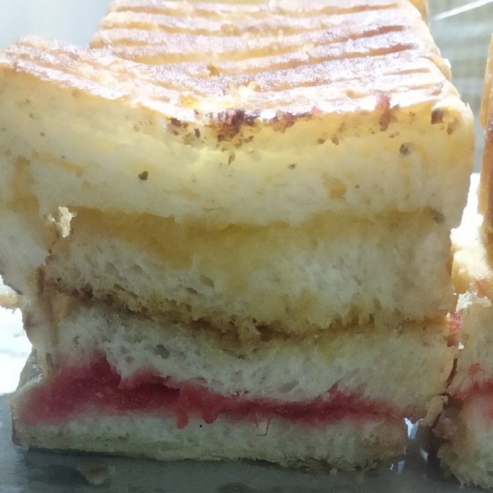 Roti Bakar Strawberry Nanas