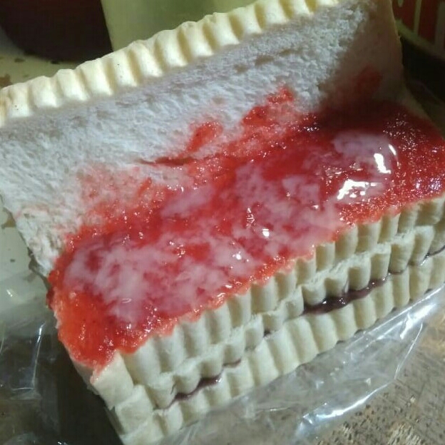 Roti Bakar Strawbery Blubery