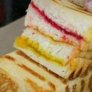 Roti Bakar Strowberry Nanas