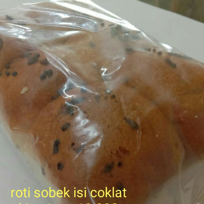 Roti Sobek Isi Coklat