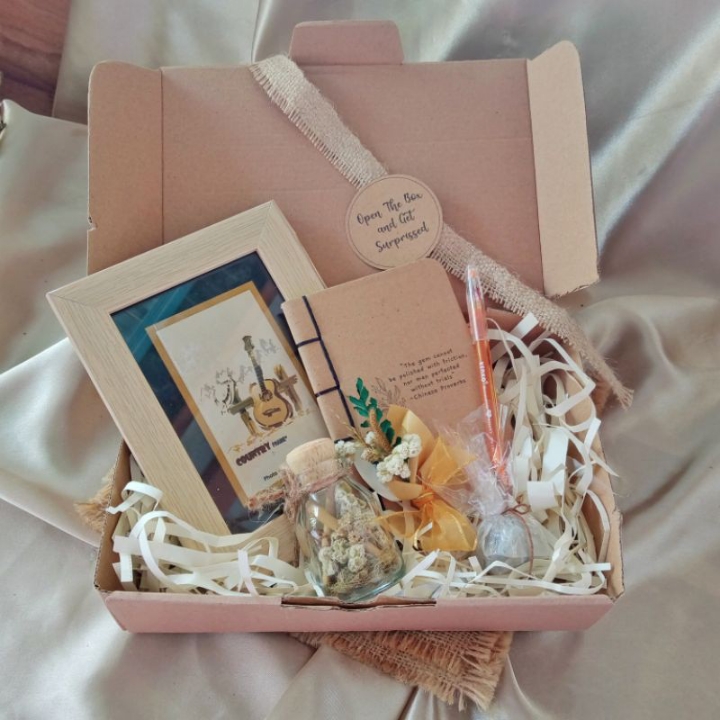 Rustic Box Hampers Vintage Estetik untuk Kado Unik 3