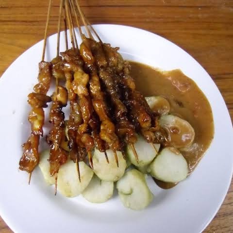 SATE LEMBU PAKE LONTONG