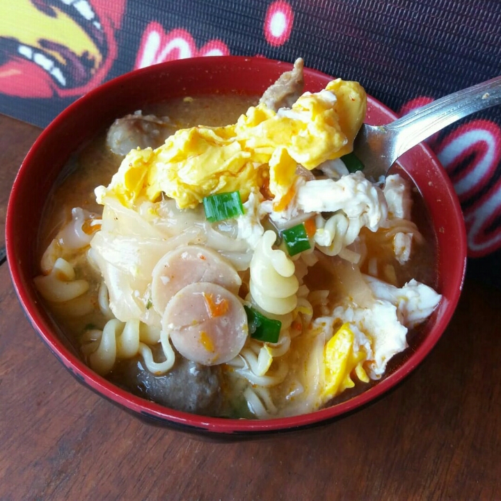 SEBLAK TELOR MIE DAN SOSIS KUAH KEMBANG API