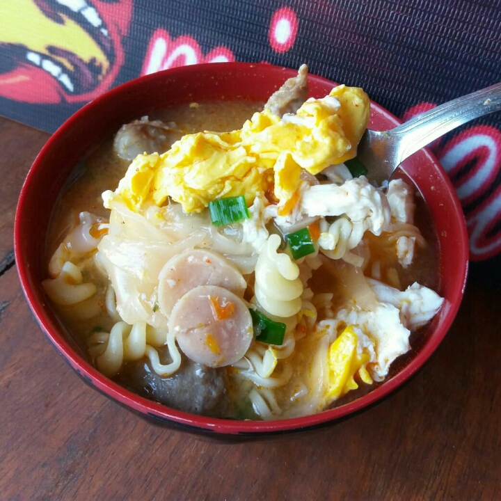 SEBLAK TELOR MIE DAN SOSIS KUAH KIAMAT