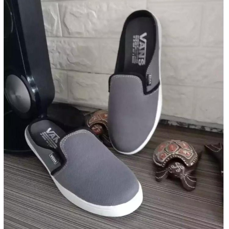 SEPATU SLIP ON PRIA