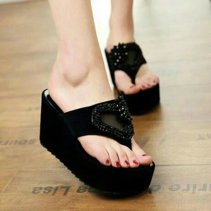 Sandal Wedges Lovely Hitam