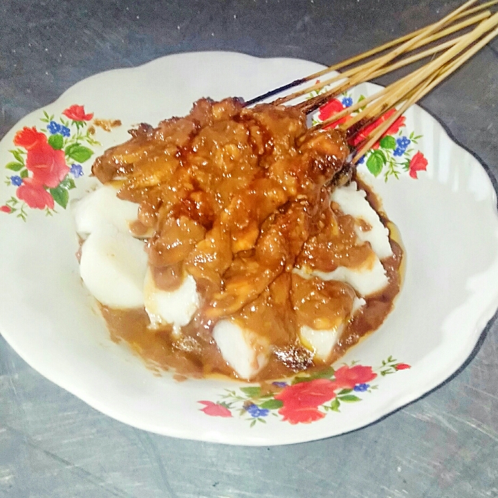 Sate Ayam Plus Lontong