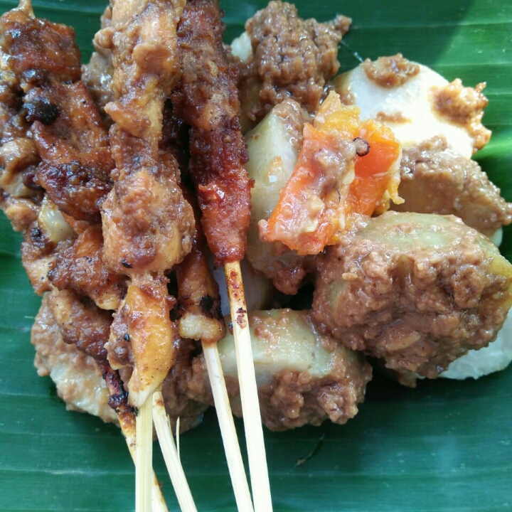 Sate Ayam Dengan Lontong