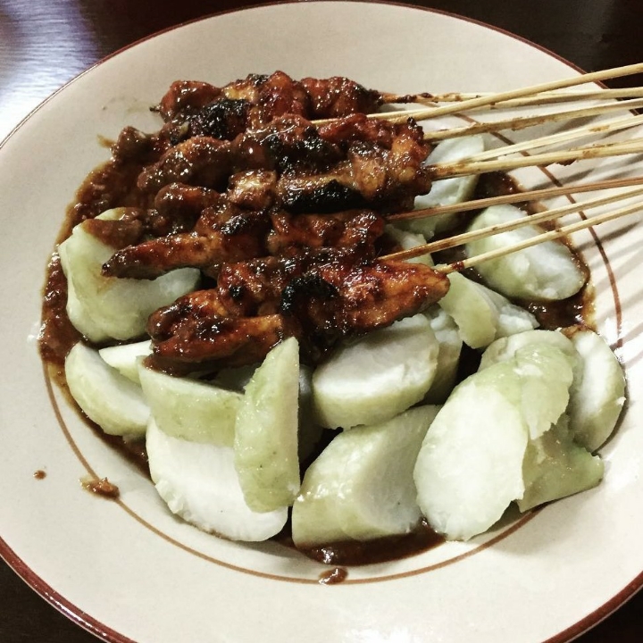 Sate Ayam Lontong