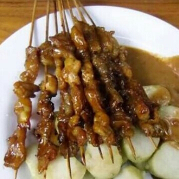 Sate Ayam Plus Lontong