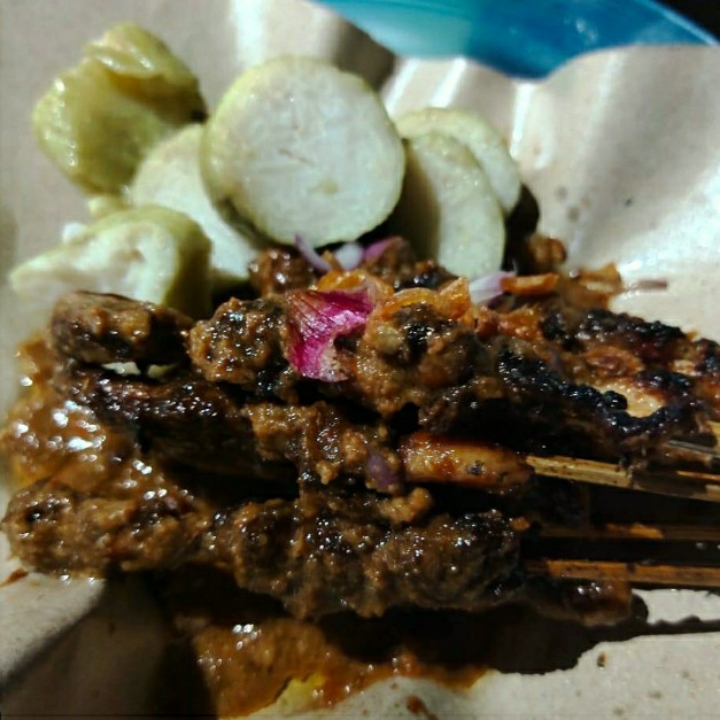 Sate Ayam dan Lontong