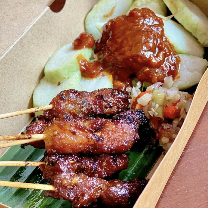 Sate Babi Lontong