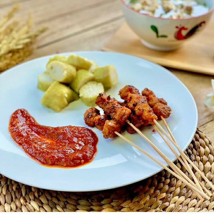 Sate Babi Lontong