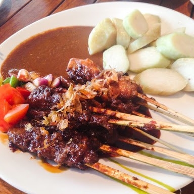 Sate Kambing Pakek Lontong