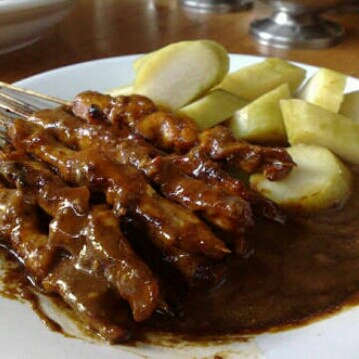 Sate Kambing Plus Lontong