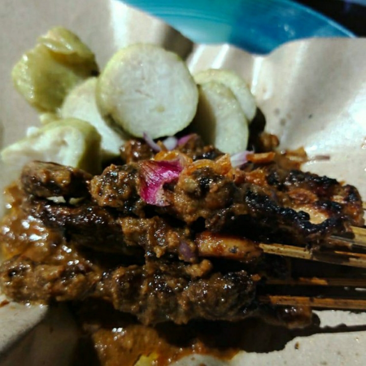 Sate Kulit Ayam dan Lontong