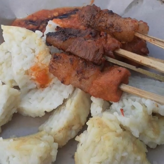 Sate Tuna Tusuk Tipat