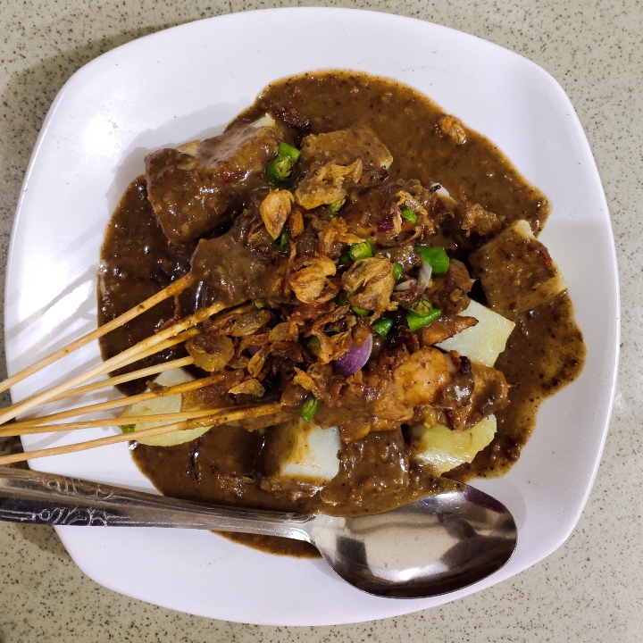 Sate lontong