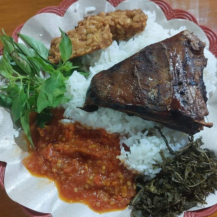 Sego Sambelan Iwak Pe - Lalapan ikan pari