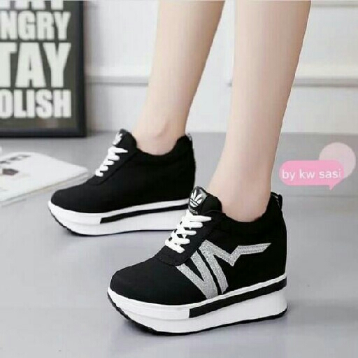 Sepatu Boots Naomi Hitam